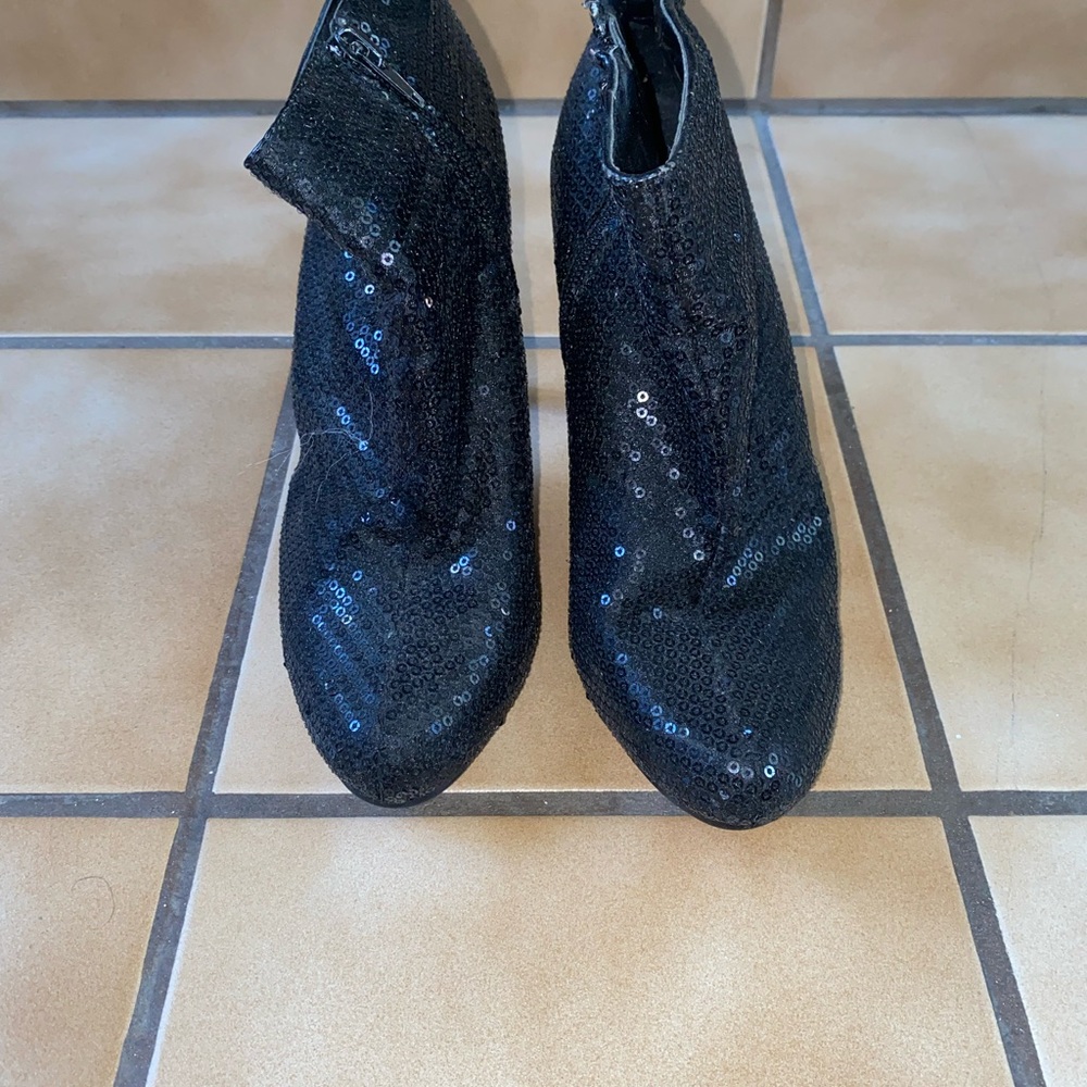 Black Glittery Heels with Sleek Silhouette